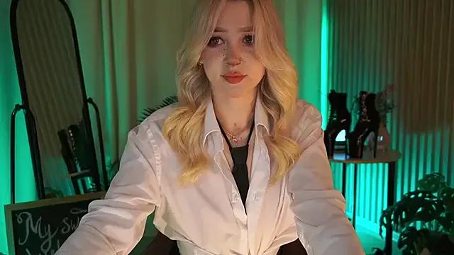 LauraWifeness from StripChat is Freechat