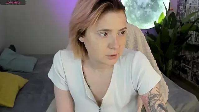 Check-out your craziest wishes with our pick of gaming cams models, featuring big knockers, round tails and tight twats.