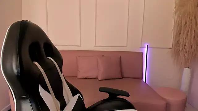 Check-out your craziest wishes with our pick of gaming cams models, featuring big knockers, round tails and tight twats.