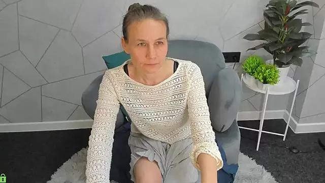 Lillian_White from StripChat is Freechat