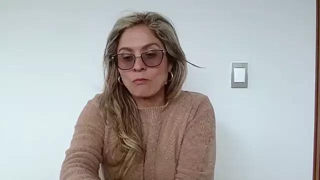 linda-mature43 from StripChat is Freechat