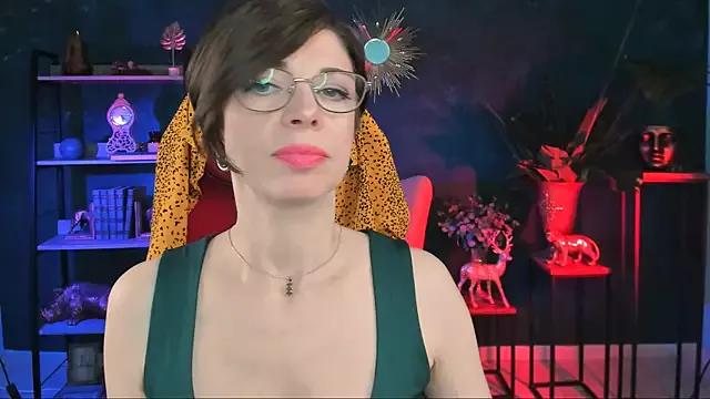 LindaGarrza from StripChat is Freechat