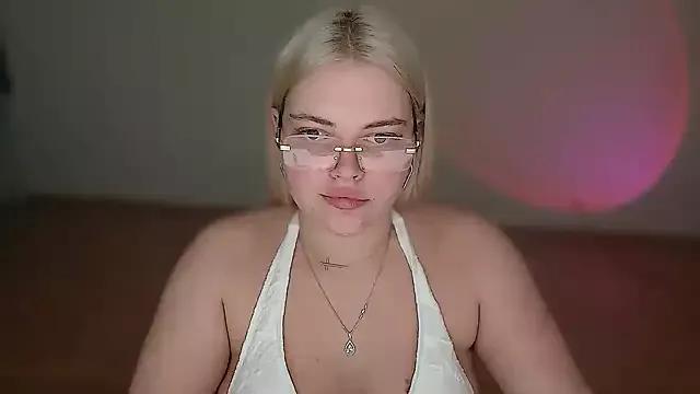 lindavlossom from StripChat is Freechat