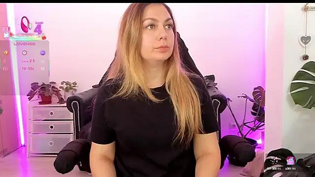 Check-out your craziest wishes with our pick of gaming cams models, featuring big knockers, round tails and tight twats.