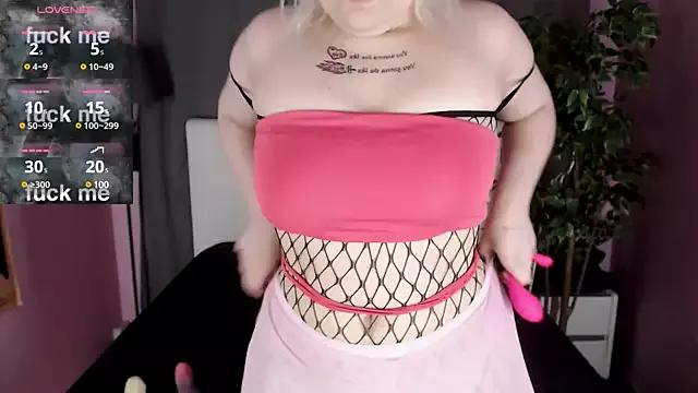 Check-out your craziest wishes with our pick of gaming cams models, featuring big knockers, round tails and tight twats.