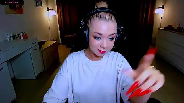 Check-out your craziest wishes with our pick of gaming cams models, featuring big knockers, round tails and tight twats.