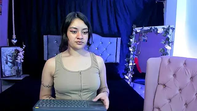 Lucy_Harris from StripChat is Freechat