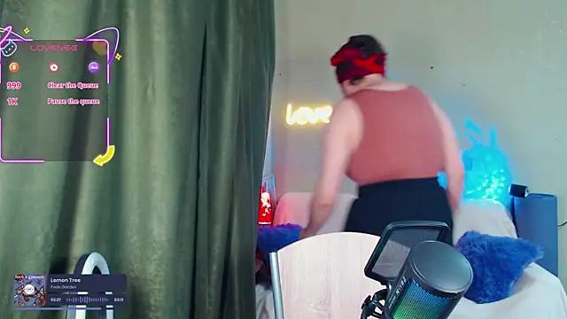 Check-out your craziest wishes with our pick of gaming cams models, featuring big knockers, round tails and tight twats.