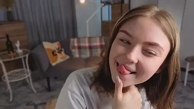 LuellaVisalli from StripChat is Freechat