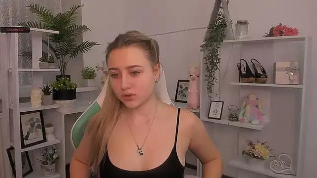 Lulu___Moon from StripChat is Freechat