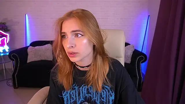 LunaaDreamsss from StripChat is Freechat