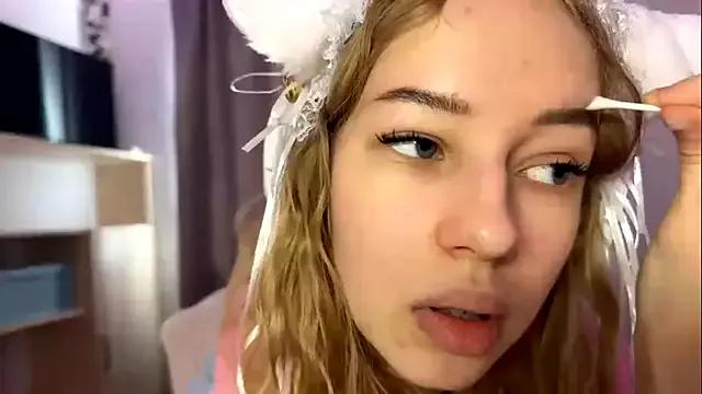 LunaCrave from StripChat is Freechat