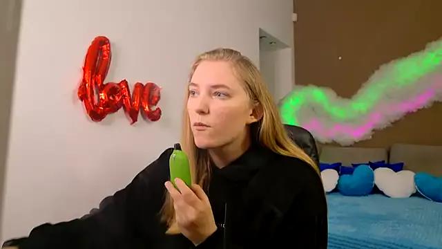 LunaSloan from StripChat is Freechat