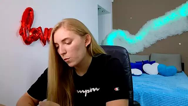 LunaSloan from StripChat is Freechat