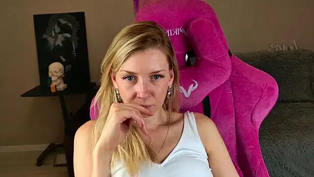 Check-out your craziest wishes with our pick of gaming cams models, featuring big knockers, round tails and tight twats.