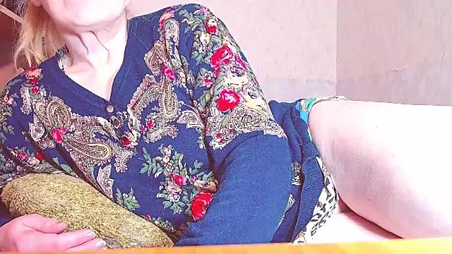 MadamBombShell from StripChat