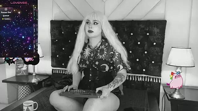 Madamexravenx from StripChat is Freechat