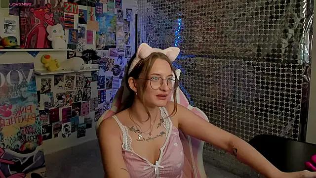 Check-out your craziest wishes with our pick of gaming cams models, featuring big knockers, round tails and tight twats.