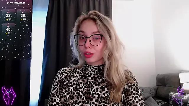 Michellee_Nilson from StripChat is Freechat