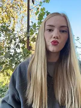 MilaMoone from StripChat is Freechat