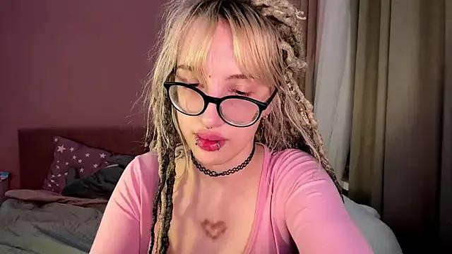 Milkmoriee from StripChat is Freechat