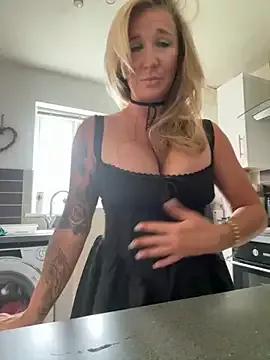 MimiMaee from StripChat is Freechat