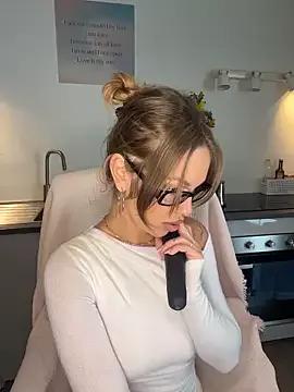 MiraLuna from StripChat is Freechat