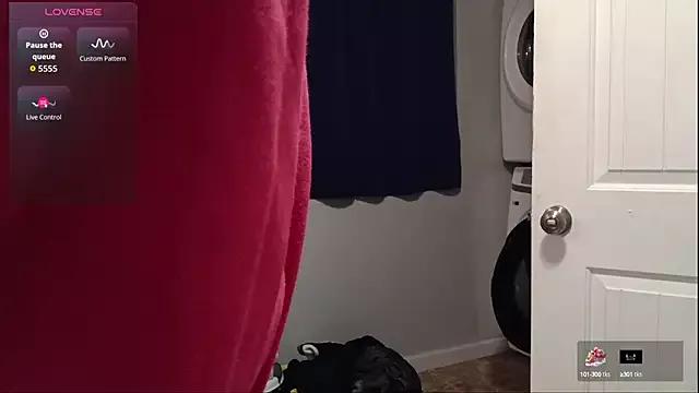 MissHannahO from StripChat is Freechat
