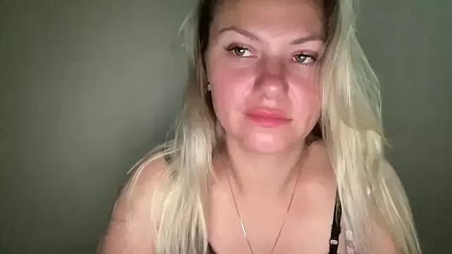 MonicaSweett from StripChat is Freechat