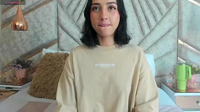 NaomyRichards from StripChat is Freechat