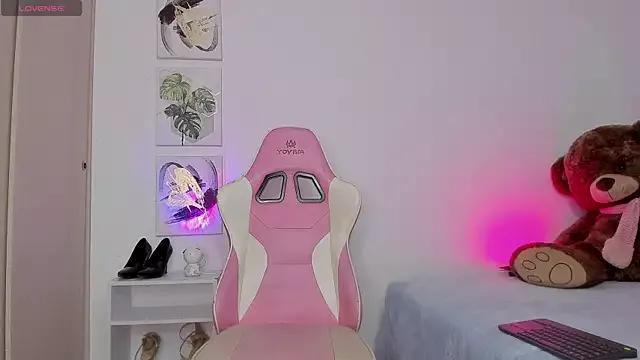 Check-out your craziest wishes with our pick of gaming cams models, featuring big knockers, round tails and tight twats.