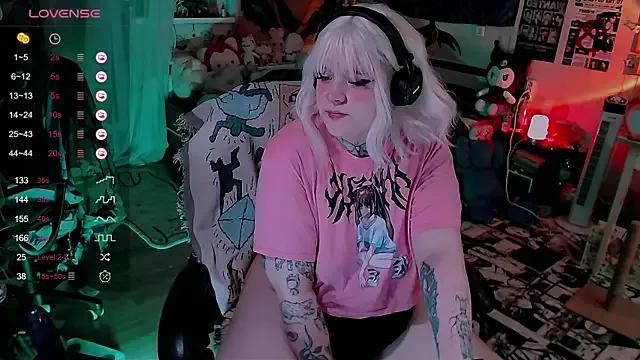 Check-out your craziest wishes with our pick of gaming cams models, featuring big knockers, round tails and tight twats.