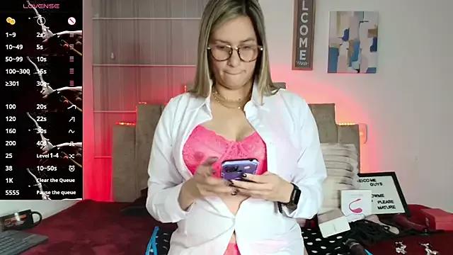 Olivia_mature42 from StripChat is Freechat