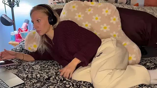 onlysunidreamss from StripChat is Freechat