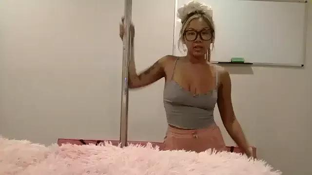 princesskimamii from StripChat is Freechat