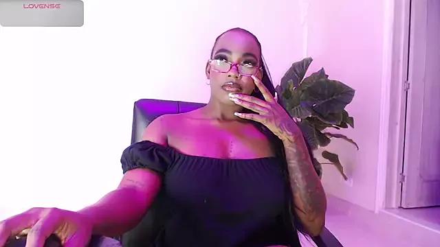 ReinaMiah from StripChat is Freechat