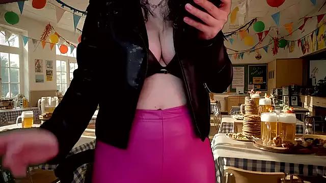 Check-out your craziest wishes with our pick of gaming cams models, featuring big knockers, round tails and tight twats.