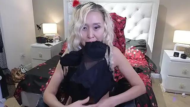 RoxalanaStar from StripChat is Freechat
