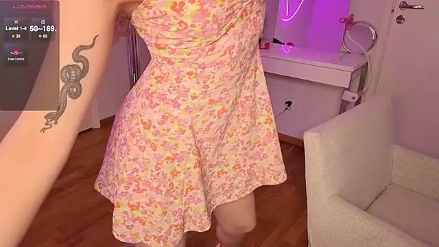 Check-out your craziest wishes with our pick of gaming cams models, featuring big knockers, round tails and tight twats.