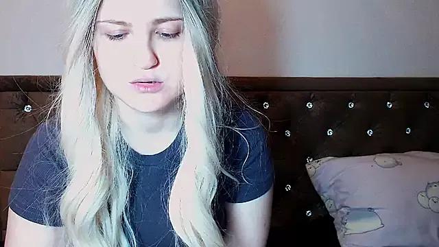 Sara4uu from StripChat is Freechat