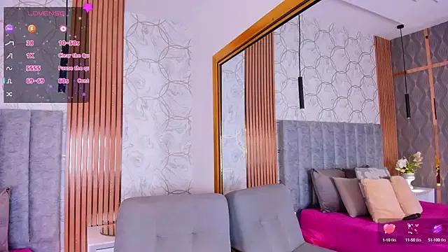 sarahyessica from StripChat is Freechat