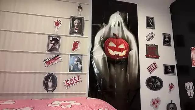 Check-out your craziest wishes with our pick of gaming cams models, featuring big knockers, round tails and tight twats.