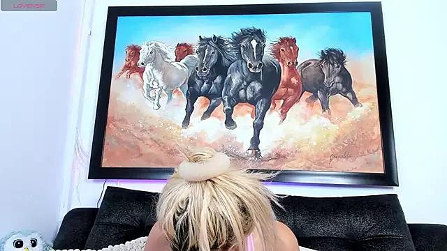 Check-out your craziest wishes with our pick of gaming cams models, featuring big knockers, round tails and tight twats.
