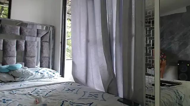 Sweet_hannaa_ from StripChat is Freechat