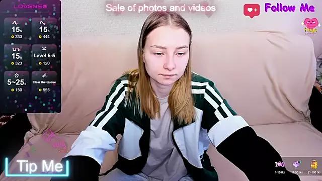 Sweet_little_Susie from StripChat is Freechat