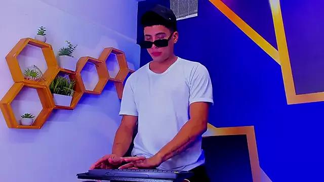 Check-out your craziest wishes with our pick of gaming cams models, featuring big knockers, round tails and tight twats.