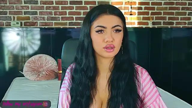 Check-out your craziest wishes with our pick of gaming cams models, featuring big knockers, round tails and tight twats.