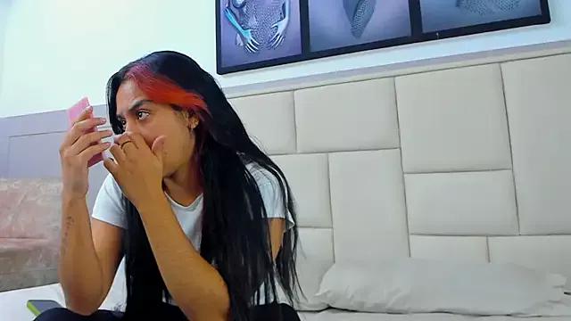 valen_white from StripChat is Freechat