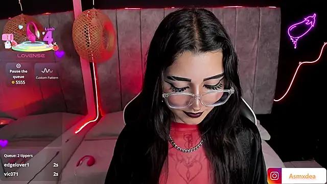 Check-out your craziest wishes with our pick of gaming cams models, featuring big knockers, round tails and tight twats.