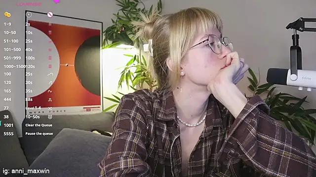 Check-out your craziest wishes with our pick of gaming cams models, featuring big knockers, round tails and tight twats.